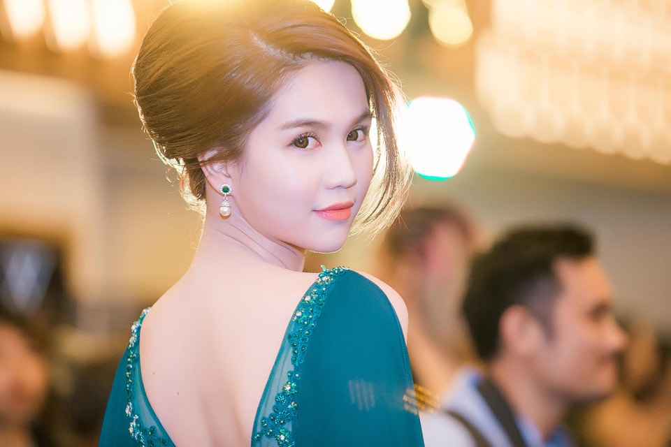 Ngọc Trinh Đốt mắt bằng vòng một