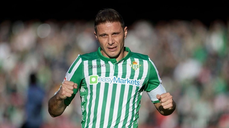 Joaquin lập hat-trick đầu tiên ở tuổi 38