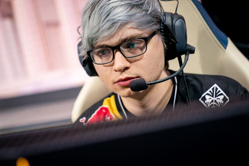 Sneaky ký hợp đồng với United Talent Agency